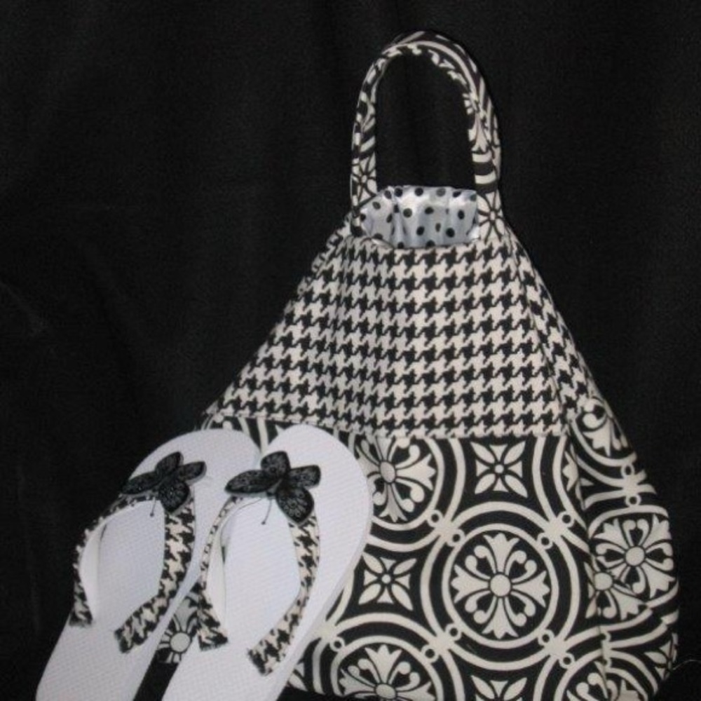 Stylish any color beach  /  leisure bag with matching flip-flops.